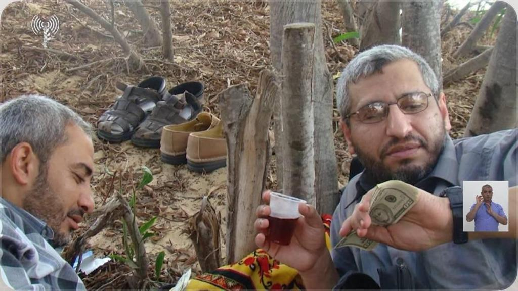 "صدمة محمد ضيف" يستخدم كلتا يديه وهو متعافي